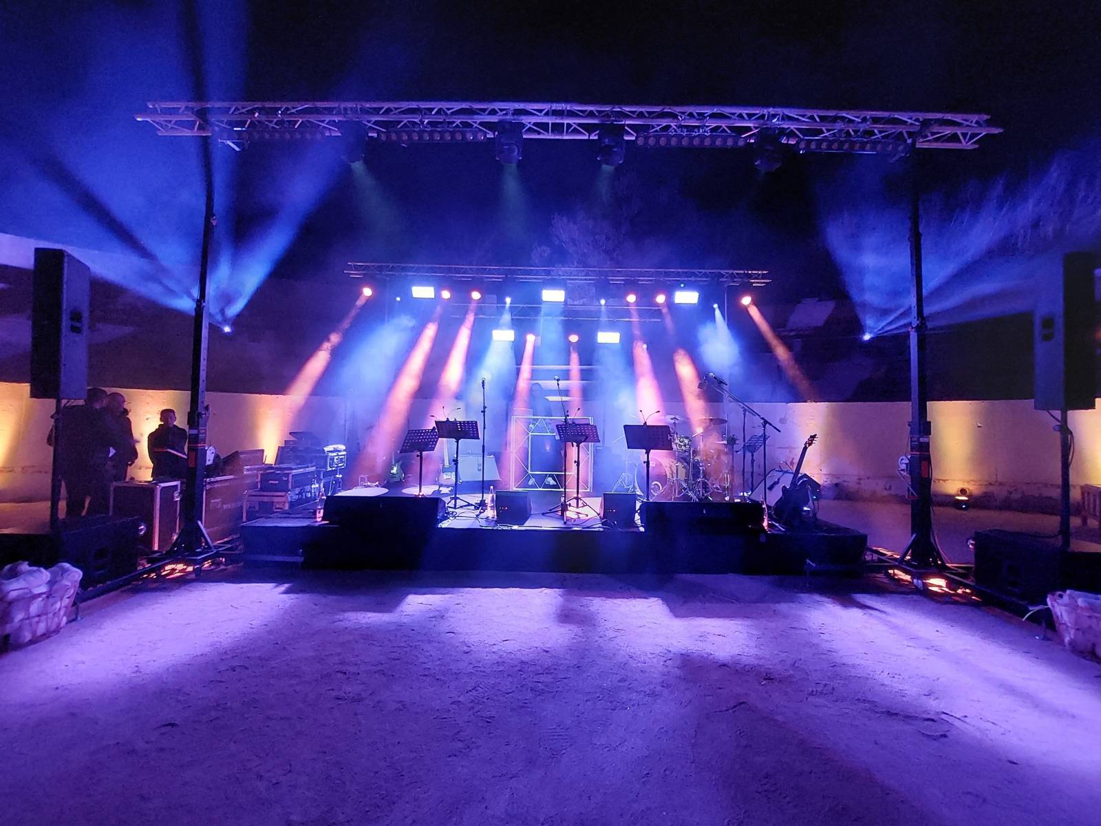 Location de matériel éclairage , pieds pont structures alu podium