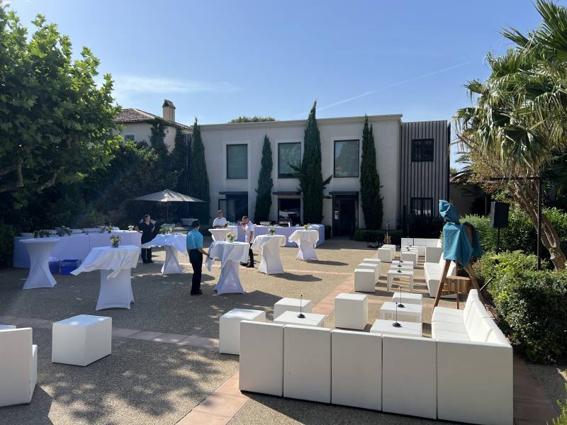 Location mobilier lounge sur six fours ÎLE DES EMBIEZ dans le var