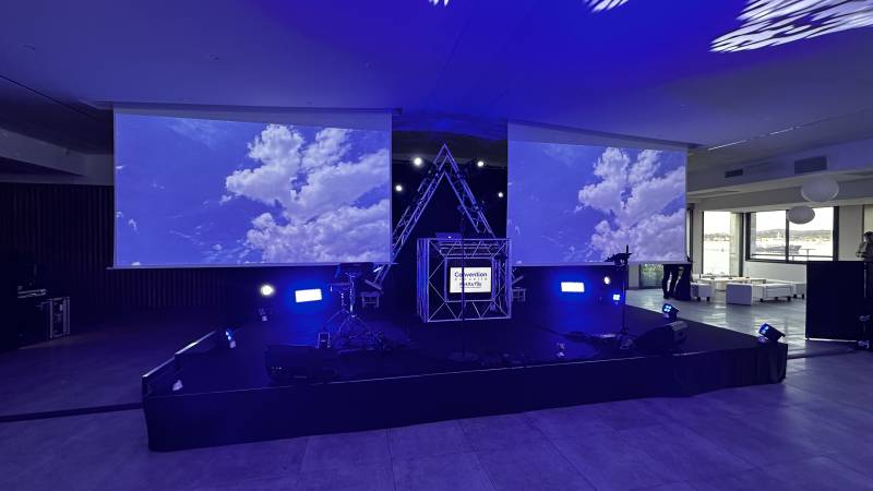 scene podium pour soiree entreprise