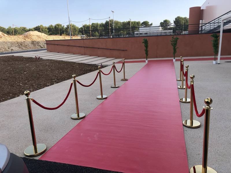 Potelets dorés pour inaugurations moquette rouge 